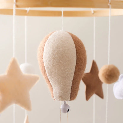 mobile bébé montgolfière gros plan feutre moelleux bois étoile nuage boules brun beige blanc