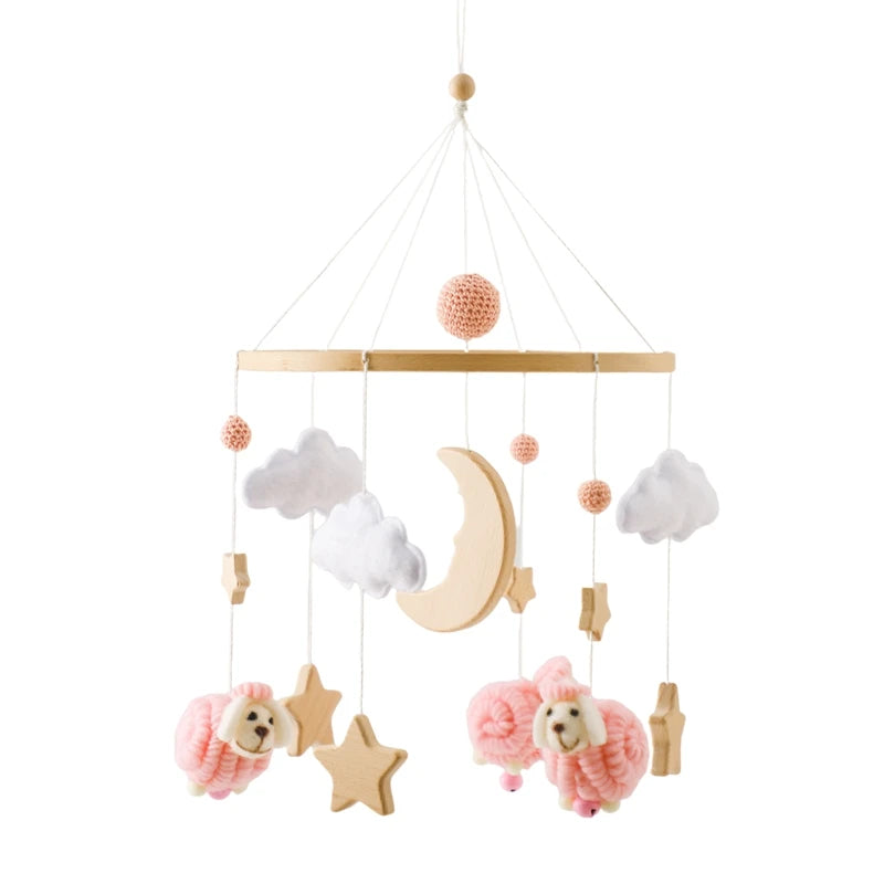 mobile bébé moutons rose nuages lune bois gros plan fond blanc