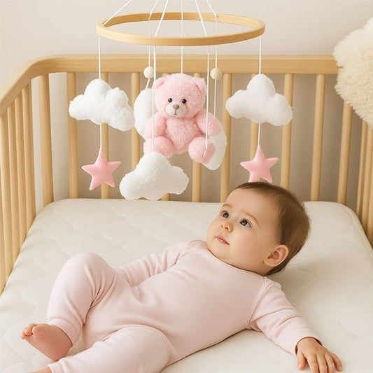 mobile bébé ourson rose nuages blancs étoiles roses enfant berceau captivé