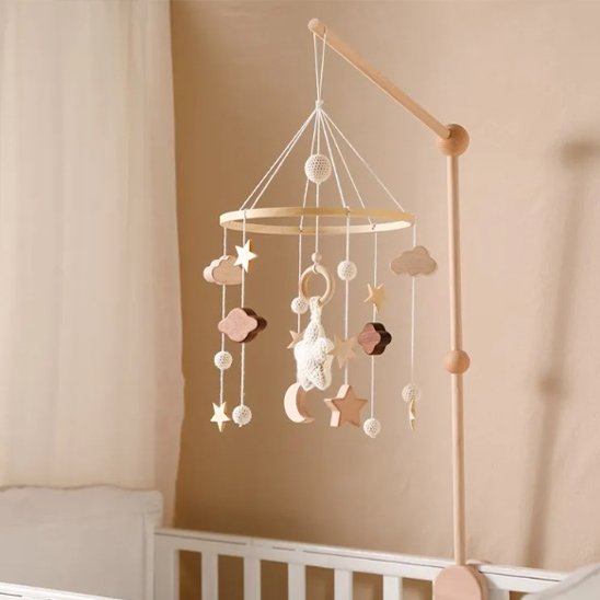 mobile bébé pâle en bois en laine étoile lune planètes gros plan