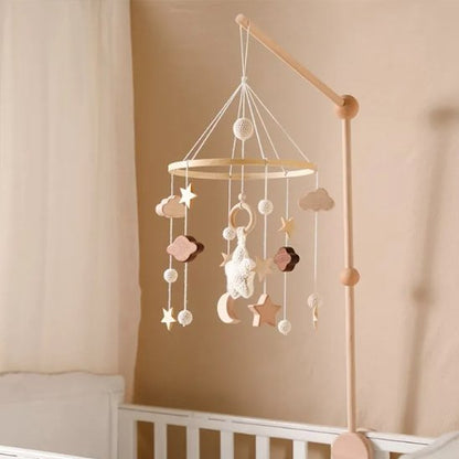 mobile bébé pâle en bois en laine étoile lune planètes gros plan