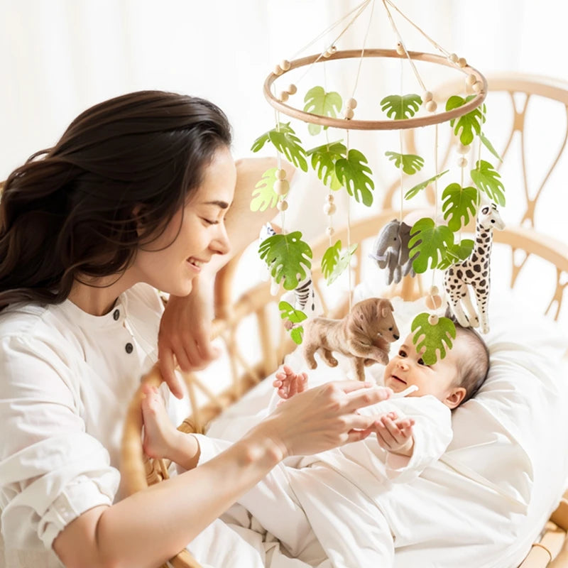 mobile musical bébé feutre bois animaux jungle feuillage vert  maman bébé