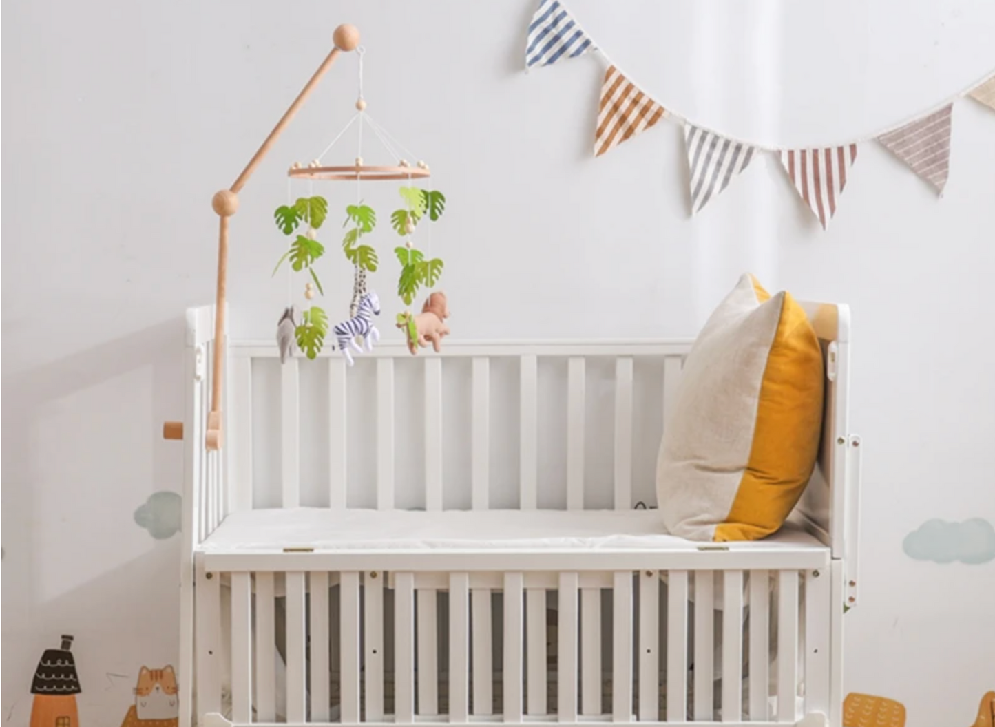 mobile musical bébé jungle feutre feuilles animaux lit blanc coussin bannière