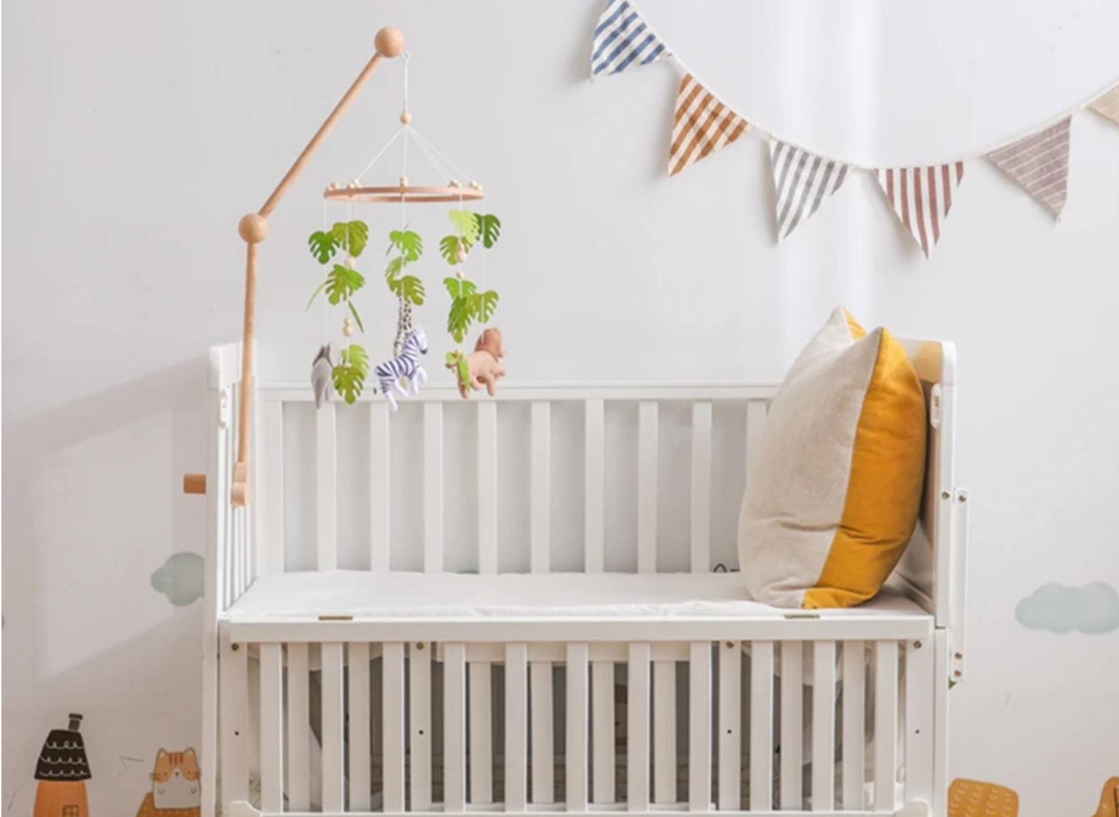 mobile musical bébé jungle feutre feuilles animaux lit blanc coussin bannière