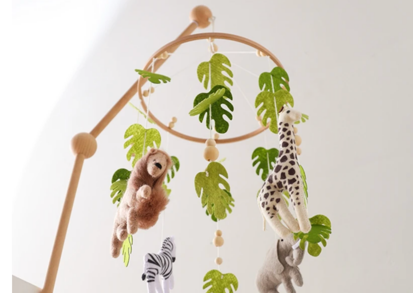 mobile musical bébé jungle feutre feuilles lion éléphant giraffe zèbre dessous