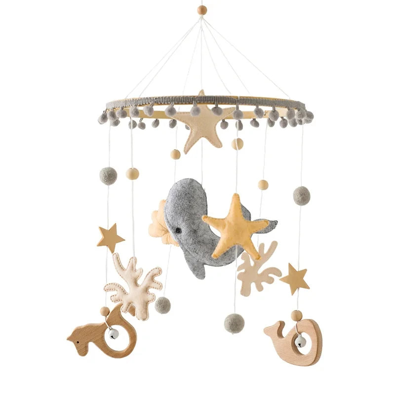 mobile musical bébé océan feutre bois animaux marin baleine étoile algue bulle gris or beige