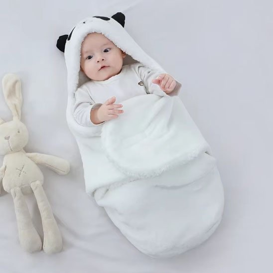 nid d'ange blanc noir panda bébé éveillé peluche lapin à côté