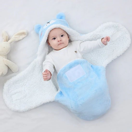 nid d'ange bleu blanc ours bébé éveillé peluche lapin à côté