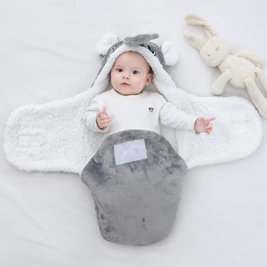 nid d'ange gris blanc éléphant ouvert bébé éveillé peluche lapin à côté