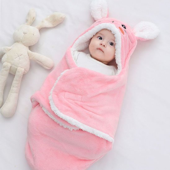 nid d'ange rose blanc lapin bébé éveillé peluche lapin à côté
