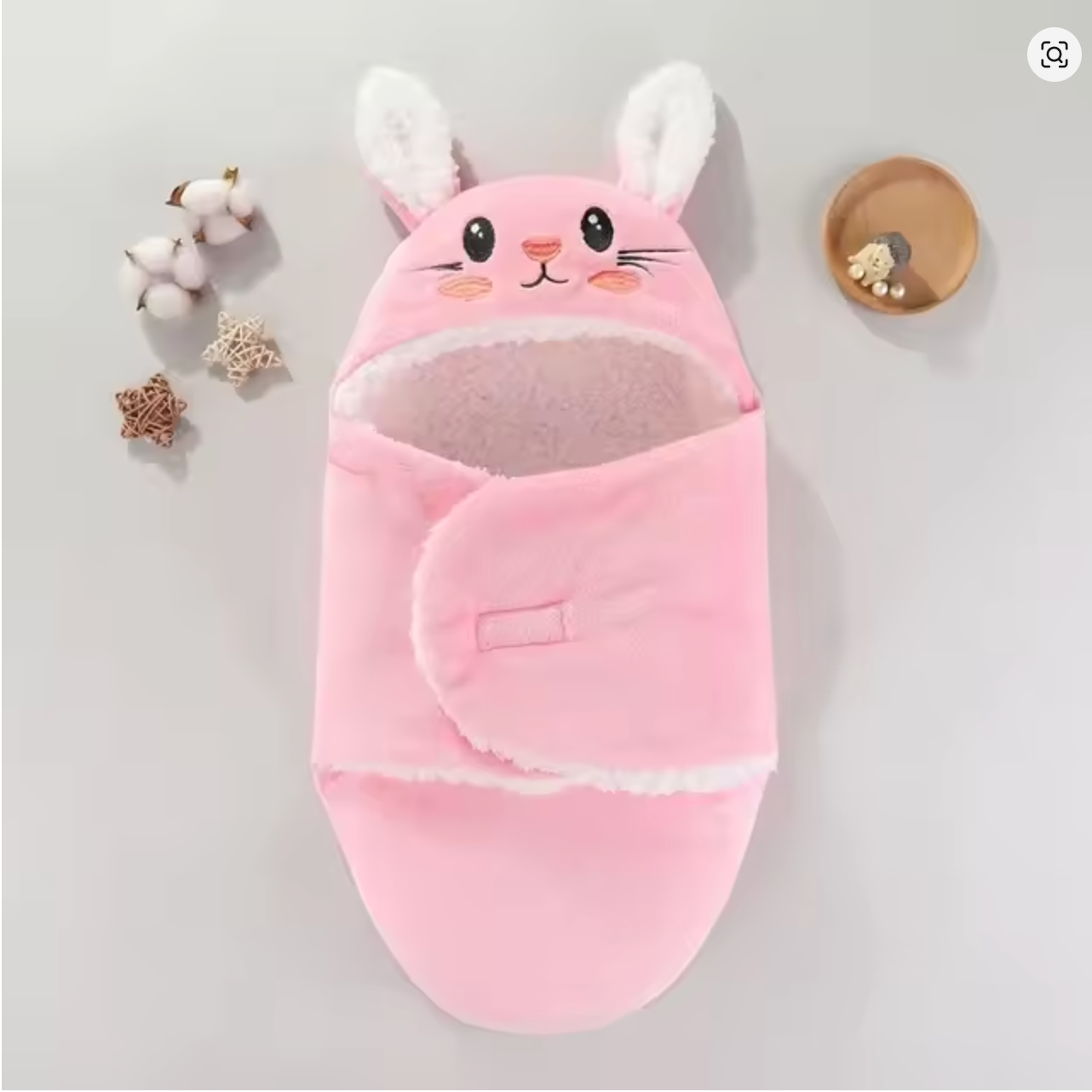 nid d'ange rose lapin gros plan fond blanc