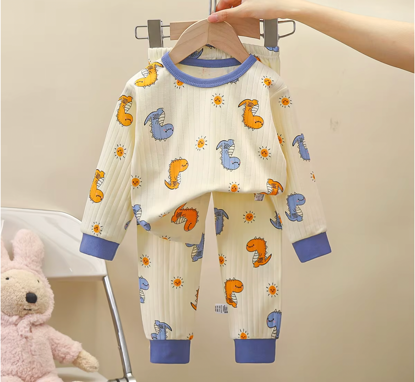 pyjama bébé motifs dinosaures jaune bleu fond blanc crème