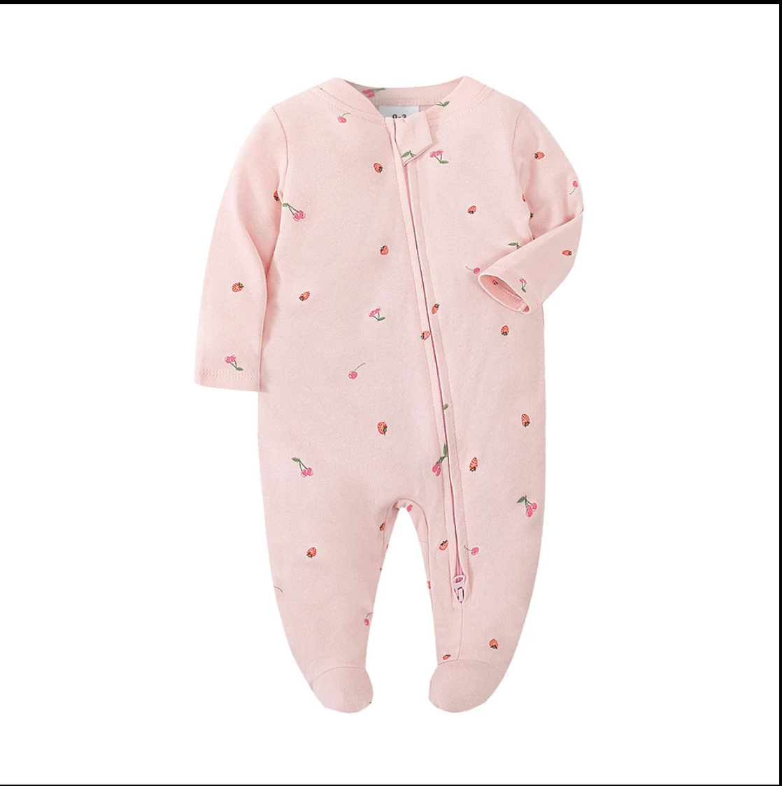 pyjama bébé motifs fraises cerises fond rose gros plan
