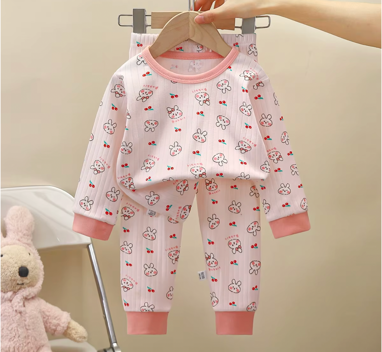 pyjama bébé motifs lapins cerises fond blanc crème