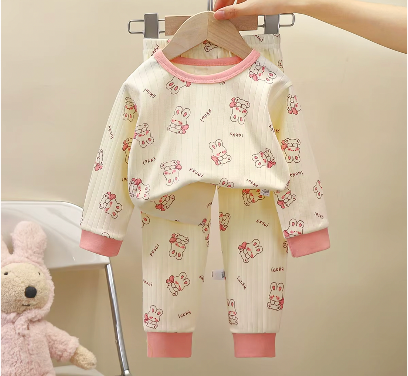 pyjama bébé motifs lapins rose fond blanc crème