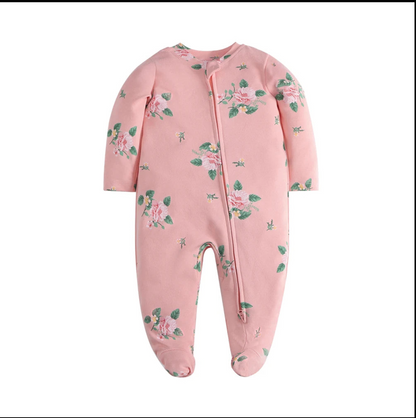 pyjama bébé motifs roses avec feuilles fond rose gros plan