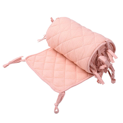 tour de lit bébé rose damassé roulé fond blanc