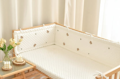tour de lit bébé tissu avec texture ourson fond blanc enfant dans lit