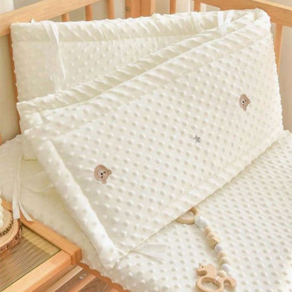 tour de lit bébé tissu avec texture ourson fond blanc gros plan plié