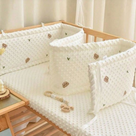 tour de lit bébé tissu avec texture ourson fond blanc gros plan