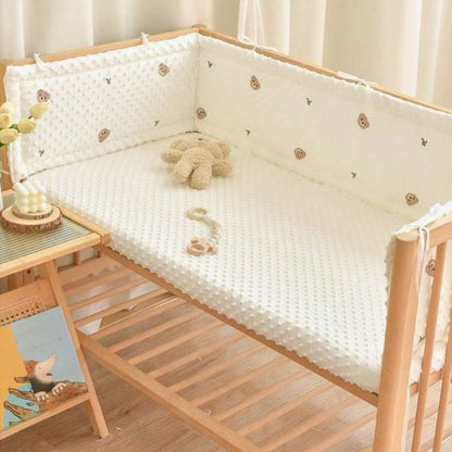 tour de lit bébé tissu avec texture ourson fond blanc peluche dans lit