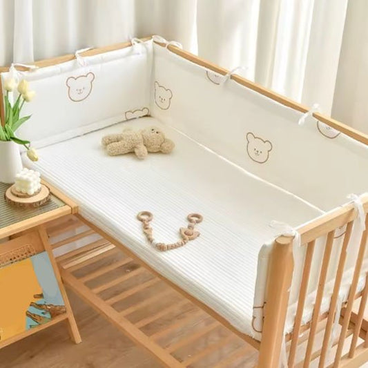 tour de lit bébé tissu sans texture ourson fond blanc peluche dans lit