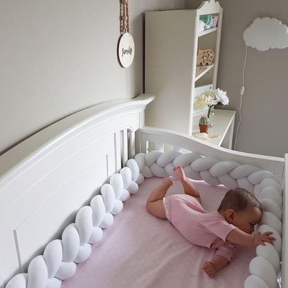 tresse de lit simple blanche enfant berceau blanc chambre grise