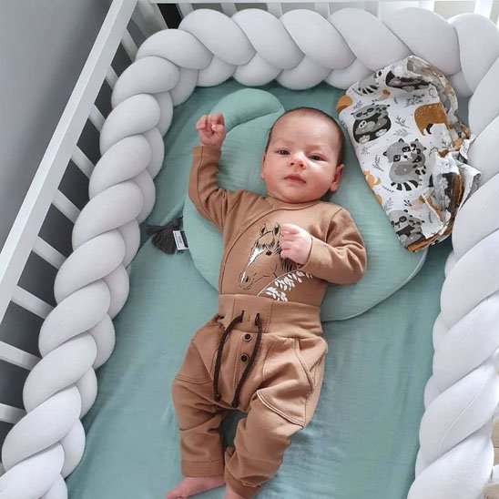 tresse de lit simple blanche enfant couché couverture verte