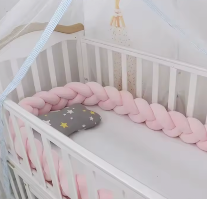 tresse de lit simple rose dans berceau blanc