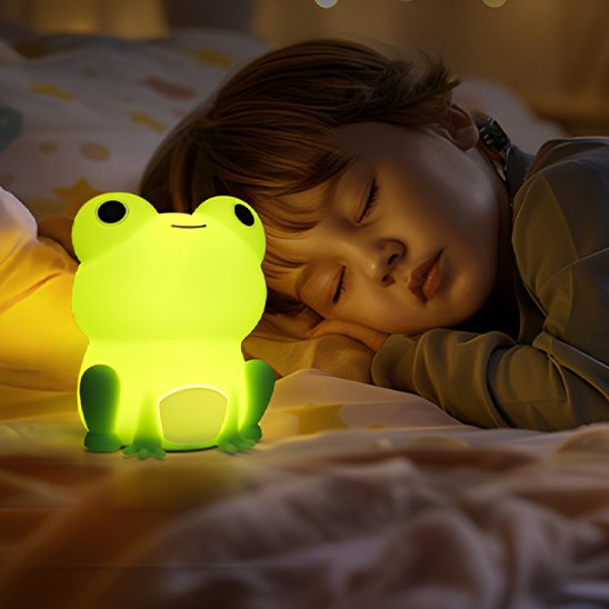 veilleuse bébé grenouille enfant endormi lit draps étoiles
