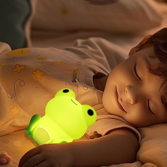 veilleuse bébé grenouille enfant endormi lit veilleuse sur poitrine