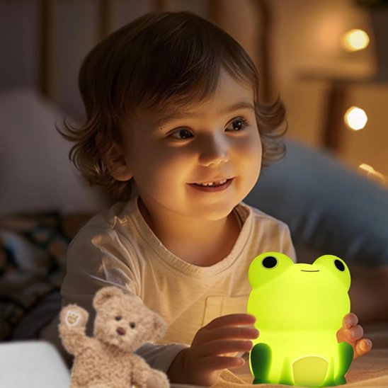 veilleuse bébé grenouille enfant souriant veilleuse dans mains