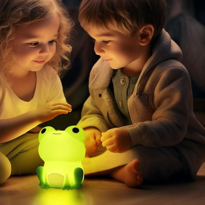veilleuse bébé grenouille sur sol deux enfants regardant lumière
