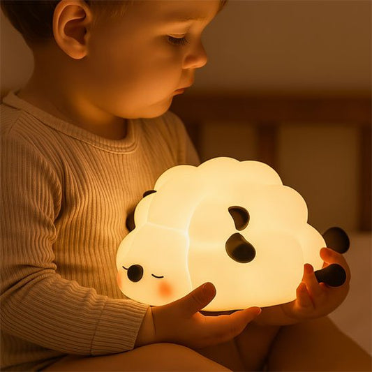 veilleuse bébé mouton endormi illuminée enfant dans mains pyjama