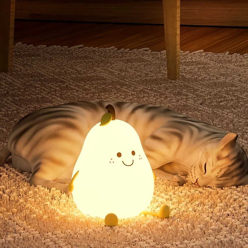 veilleuse bébé poire illuminé sol tapis chat endormi