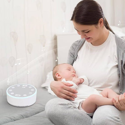 veilleuse bruit blanc sur lit bébé endormi bras maman pyjama blanc