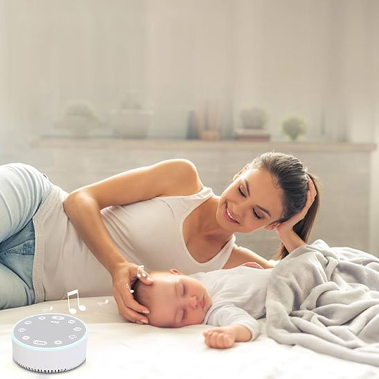 veilleuse bruit blanc sur table bébé endormi bras maman main sur tête